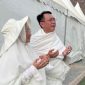 Pj Bupati Bekasi Dani Ramdan bersama Ibu Ria Sabaria saat melaksanakan wukuf di Padang Arafah.
