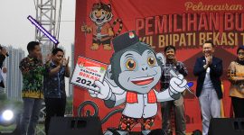  Pj Bupati Bekasi Dani Ramdan bersama Komisioner KPU RI, Idham Holik, Ketua KPU Kabupaten Bekasi, Ali Ridho, Ketua Bawaslu Kabupaten Bekasi, Akbar Khadafi menghadiri Peluncuran Pemilihan Bupati dan Wakil Bupati Bekasi Tahun 2024 sekaligus launching jingle dan maskot Pilbup dan Wabup Bekasi, di Central Park Meikarta, pada Minggu, (02/06/2024).