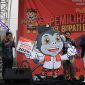  Pj Bupati Bekasi Dani Ramdan bersama Komisioner KPU RI, Idham Holik, Ketua KPU Kabupaten Bekasi, Ali Ridho, Ketua Bawaslu Kabupaten Bekasi, Akbar Khadafi menghadiri Peluncuran Pemilihan Bupati dan Wakil Bupati Bekasi Tahun 2024 sekaligus launching jingle dan maskot Pilbup dan Wabup Bekasi, di Central Park Meikarta, pada Minggu, (02/06/2024).