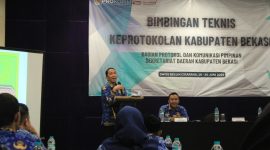 Plh Bupati Bekasi Iyan Priyatna menekankan pentingnya profesionalisme dan integritas tim protokol dan komunikasi pimpinan (Prokopim) dalam menjalankan tugas-tugas keprotokolan. Hal tersebut disampaikannya saat membuka kegiatan Bimbingan Teknis Keprotokolan Kabupaten Bekasi yang berlangsung di Hotel Swiss-Belinn Cikarang pada Rabu (19/06/2024)