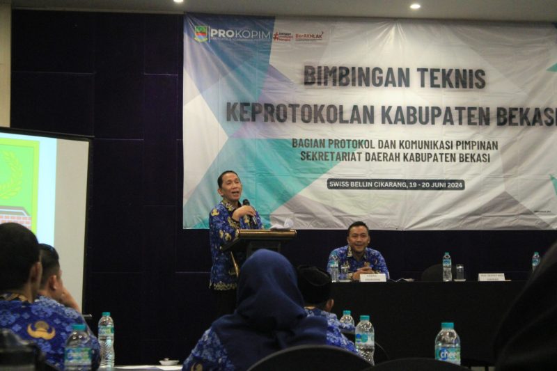 Plh Bupati Bekasi Iyan Priyatna menekankan pentingnya profesionalisme dan integritas tim protokol dan komunikasi pimpinan (Prokopim) dalam menjalankan tugas-tugas keprotokolan. Hal tersebut disampaikannya saat membuka kegiatan Bimbingan Teknis Keprotokolan Kabupaten Bekasi yang berlangsung di Hotel Swiss-Belinn Cikarang pada Rabu (19/06/2024)