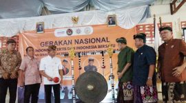 Plh. Bupati Bekasi Iyan Priyatna mendampingi Menteri Koordinator Bidang Pembangunan Manusia dan Kebudayaan (Menko PMK) Muhadjir Effendy, menghadiri Peluncuran Gerakan Nasional Pasraman di Parahyangan Agung Jagatnatha Pasundan, Kampung Gelam Desa Sukahurip, Kecamatan Sukatani, Minggu (23/6/2024). Foto : Dokpim Pemkab Bekasi.
