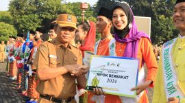 Didampingi Asisten Daerah 2 dan 3, Sekda menyerahkan penghargaan untuk para pemenang Abang Mpok diantaranya 