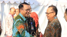 Pj. Wali Kota Bekasi Gani Muhamad bersama Pj. Kabupaten Bekasi Dani Ramdan bertemu dalam rangka Serah Terima Barang Milik Daerah terkait penyerahan 8 (delapan) Wilayah Layanan, Aset, dan Pengelolaan Perusahaan Umum Daerah.