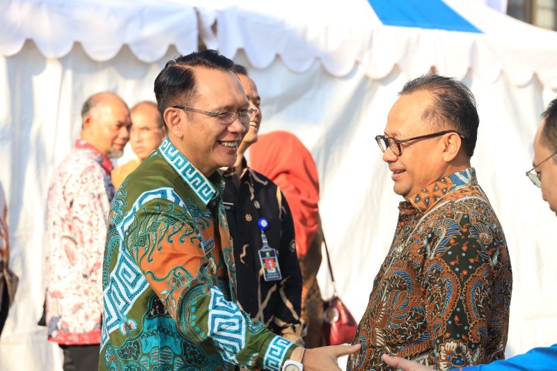 Pj. Wali Kota Bekasi Gani Muhamad bersama Pj. Kabupaten Bekasi Dani Ramdan bertemu dalam rangka Serah Terima Barang Milik Daerah terkait penyerahan 8 (delapan) Wilayah Layanan, Aset, dan Pengelolaan Perusahaan Umum Daerah.