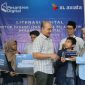 Juru Bahasa Isyarat (kanan), sedang menjurubahasakan kegiatan yang sedang berlangsung kepada dua orang santri disabilitas tuli dari Rumah Qur’an Isyaroh (kiri - tengah), di Bandung, Sabtu (20/7). XL Axiata berkomitmen dalam mendorong peningkatan kompetensi digital para penyandang disabilitas di berbagai daerah.