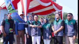 LAUNCHING DESA SIAGA BEBAS TBC : Pj Bupati Bekasi Dani Ramdan didampingi Ketua TP-PKK Kabupaten Bekasi Ria Sabaria dan Kepala Dinas Kesehatan, dr Alamsyah, melaunching Desa Siaga Bebas TBC, di Kantor Kecamatan Tambelang, Kamis, (11/07/2024).