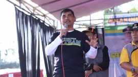 Kepala Dinas Kependudukan dan Pencatatan Sipil (Disdukcapil) Kabupaten Bekasi, Carwinda saat menghadiri acara Botram di Lapangan Bola, Desa Pantai Mekar, Kecamatan Muaragembong, Sabtu (20/07/2024). 