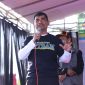Kepala Dinas Kependudukan dan Pencatatan Sipil (Disdukcapil) Kabupaten Bekasi, Carwinda saat menghadiri acara Botram di Lapangan Bola, Desa Pantai Mekar, Kecamatan Muaragembong, Sabtu (20/07/2024). 