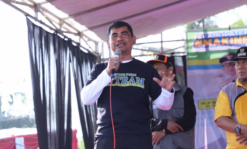 Kepala Dinas Kependudukan dan Pencatatan Sipil (Disdukcapil) Kabupaten Bekasi, Carwinda saat menghadiri acara Botram di Lapangan Bola, Desa Pantai Mekar, Kecamatan Muaragembong, Sabtu (20/07/2024). 