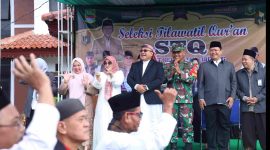 Camat Cibitung Encun Sunarto bersama jajaran Muspika dan pengurus LPTQ menyambut Pawai Taaruf peserta Seleksi Tilawatil Qur'an (STQ) tahun 2024 di halaman Kantor Kecamatan Cibitung, pada Sabtu (06/07/2024). 