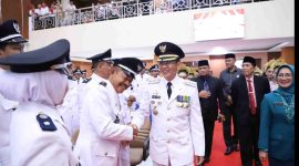  Penjabat Bupati Bekasi Dani Ramdan menyerahkan sebanyak 172 Surat Keputusan (SK) penyesuaian masa jabatan kepala desa, Berdasarkan Undang-undang nomor 3 tahun 2024 atas perubahan Undang-undang nomor 6 tahun 2014 tentang Desa. Bertempat di Gedung Swatantra Wibawa Mukti, Komplek Pemkab. Bekasi, Cikarang Pusat. Pada Jum'at, (12/07/2024).