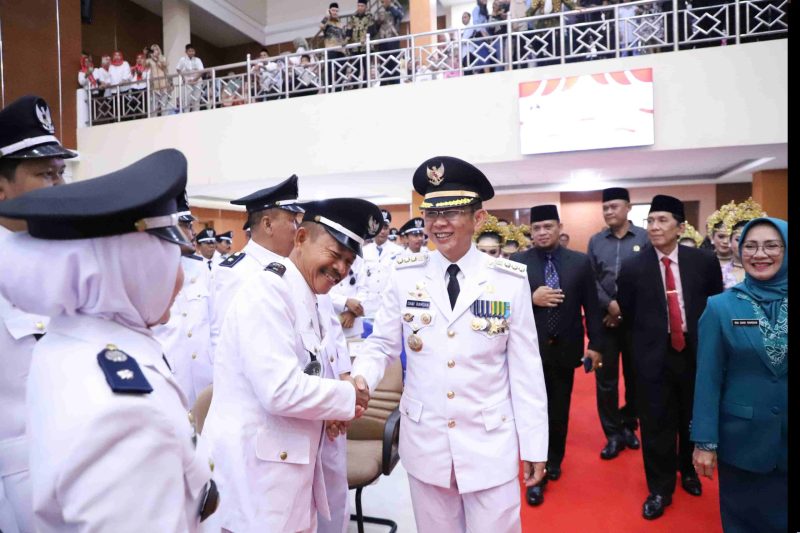  Penjabat Bupati Bekasi Dani Ramdan menyerahkan sebanyak 172 Surat Keputusan (SK) penyesuaian masa jabatan kepala desa, Berdasarkan Undang-undang nomor 3 tahun 2024 atas perubahan Undang-undang nomor 6 tahun 2014 tentang Desa. Bertempat di Gedung Swatantra Wibawa Mukti, Komplek Pemkab. Bekasi, Cikarang Pusat. Pada Jum'at, (12/07/2024).