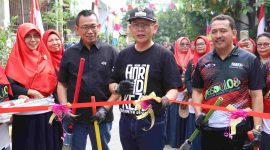 KICK OFF LKB : Dengan ditandai pemotongan pita oleh Pj. Bupati Bekasi Dani Ramdan secara resmi Kick Off Lomba Kampung Bersih Makin Berani dibuka, dalam rangka menyambut Hari Jadi Kabupaten Bekasi Ke 74 dan HUT RI ke 78 Tahun. Bertempat di RW 08, Desa Telaga Murni, Kecamatan Cikarang Barat. Pada Jum'at, (26/07/2024).