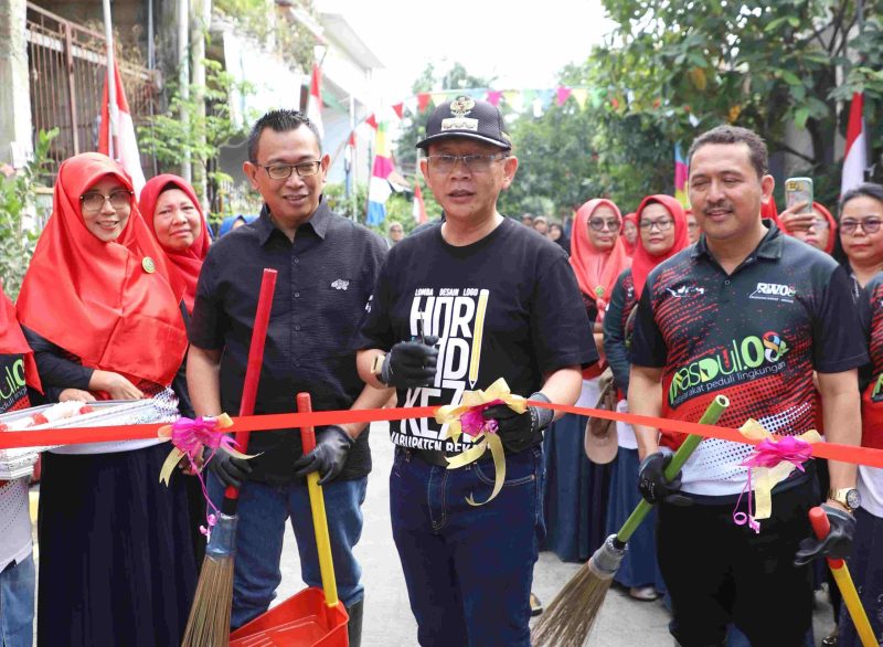 KICK OFF LKB : Dengan ditandai pemotongan pita oleh Pj. Bupati Bekasi Dani Ramdan secara resmi Kick Off Lomba Kampung Bersih Makin Berani dibuka, dalam rangka menyambut Hari Jadi Kabupaten Bekasi Ke 74 dan HUT RI ke 78 Tahun. Bertempat di RW 08, Desa Telaga Murni, Kecamatan Cikarang Barat. Pada Jum'at, (26/07/2024).