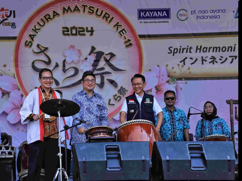 SAKURA MATSURI : Pj Bupati Bekasi Dani Ramdan, membuka secara langsung kegiatan Festival Sakura Matsuri ke-11, di Hollywood Junction Jababeka, Kecamatan Cikarang Utara, pada Sabtu (27/07/2024).
