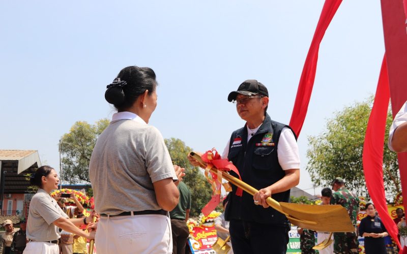 Pj. Bupati Bekasi Dani Ramdan menghadiri peletakan batu pertama Kantor Tzu Chi Cikarang, di Desa Karangbaru, Kecamatan Cikarang Utara, pada Sabtu 03/08/2024. 