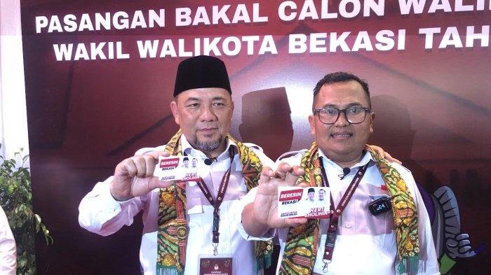 Pasangan Heri Koswara - Sholihin saat menunjukan Kartu Beresin Bekasi di KPU.