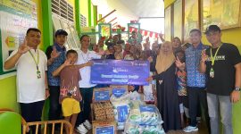 Territory Sales Convergence XL Axiata area Gorontalo, Ardhi Arieyanto Tallutondok (kiri) bersama dengan tim benihbaik menyerahkan bantuan bencana banjir secara langsung kepada masyarakat terdampak di Kelurahan Donggala, Hulonthalangi, Kota Gorontalo, beberapa waktu lalu.  XL Axiata memastikan jaringan aman tidak terdampak secara signifikan dan terus beroperasi dengan normal selama bencana.