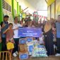 Territory Sales Convergence XL Axiata area Gorontalo, Ardhi Arieyanto Tallutondok (kiri) bersama dengan tim benihbaik menyerahkan bantuan bencana banjir secara langsung kepada masyarakat terdampak di Kelurahan Donggala, Hulonthalangi, Kota Gorontalo, beberapa waktu lalu.  XL Axiata memastikan jaringan aman tidak terdampak secara signifikan dan terus beroperasi dengan normal selama bencana.