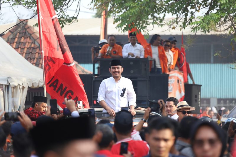 Ade Kuswara Kunang dan Asep Surya Atmaja menyapa pendukung simpatisan, di pintu masuk Kantor KPU Kabupaten Bekasi, pada Kamis 29 Agustus 2024.
