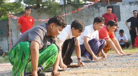 Lomba Jalan Jongkok di alas kardus.