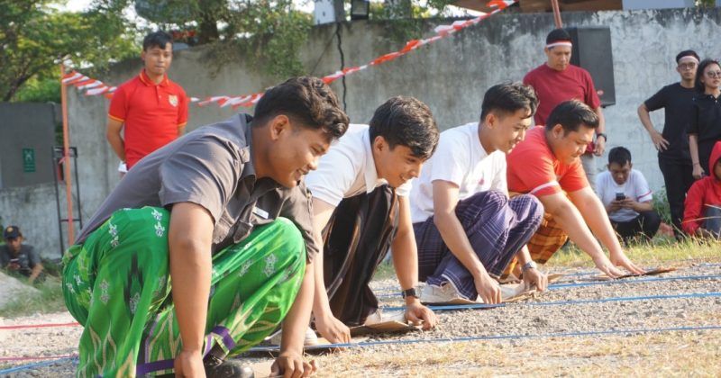 Lomba Jalan Jongkok di alas kardus.