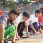 Lomba Jalan Jongkok di alas kardus.
