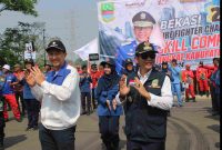 Departemen G.A Head Suzuki Cikarang, Gunadi (kiri) bersama Pj Bupati Bekasi Dani Ramdan, di acara Bekasi 2nd Fire Fighter Skill Competition tahun 2024, di Deltamas Boulevard, Sukamahi Cikarang Pusat, pada Rabu (08/07/2024).
