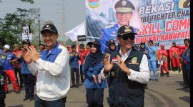 Departemen G.A Head Suzuki Cikarang, Gunadi (kiri) bersama Pj Bupati Bekasi Dani Ramdan, di acara Bekasi 2nd Fire Fighter Skill Competition tahun 2024, di Deltamas Boulevard, Sukamahi Cikarang Pusat, pada Rabu (08/07/2024).