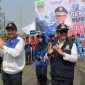 Departemen G.A Head Suzuki Cikarang, Gunadi (kiri) bersama Pj Bupati Bekasi Dani Ramdan, di acara Bekasi 2nd Fire Fighter Skill Competition tahun 2024, di Deltamas Boulevard, Sukamahi Cikarang Pusat, pada Rabu (08/07/2024).