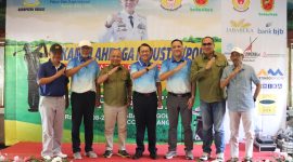 Pj Bupati Bekasi Dani Ramdan menghadiri sekaligus menyerahkan piala kepada para pemenang cabang olahraga Golf dalam ajang Pekan Olahraga Industri (POIN) yang diinisiasi oleh KONI Kabupaten Bekasi bekerjasama dengan Disbudpora Kabupaten Bekasi, bertempat di Aula Jababeka Golf Country Club, Cikarang Utara pada Rabu, (07/08/2024). 