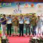 Pj Bupati Bekasi Dani Ramdan menghadiri sekaligus menyerahkan piala kepada para pemenang cabang olahraga Golf dalam ajang Pekan Olahraga Industri (POIN) yang diinisiasi oleh KONI Kabupaten Bekasi bekerjasama dengan Disbudpora Kabupaten Bekasi, bertempat di Aula Jababeka Golf Country Club, Cikarang Utara pada Rabu, (07/08/2024). 