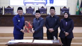 DPRD Kabupaten Bekasi menetapkan Raperda tentang pertanggungjawaban pelaksanaan APBD TA 2023, dan Raperda Rencana Pembangunan Jangka Panjang Daerah Tahun 2025-2045. Bertempat di Ruang Rapat Paripurna, Cikarang Pusat. Pada Rabu, (31/07/2024) malam.
