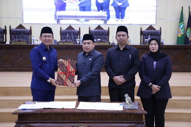 DPRD Kabupaten Bekasi menetapkan Raperda tentang pertanggungjawaban pelaksanaan APBD TA 2023, dan Raperda Rencana Pembangunan Jangka Panjang Daerah Tahun 2025-2045. Bertempat di Ruang Rapat Paripurna, Cikarang Pusat. Pada Rabu, (31/07/2024) malam.