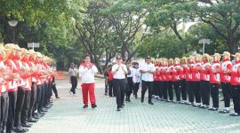 Pj Bupati Bekasi Dani Ramdan menghadiri Latihan Gabungan Pasukan Pengibar Bendera (Paskibra) sekolah, di Plaza Pemda, Cikarang Pusat, pada Minggu (11/8/2024).