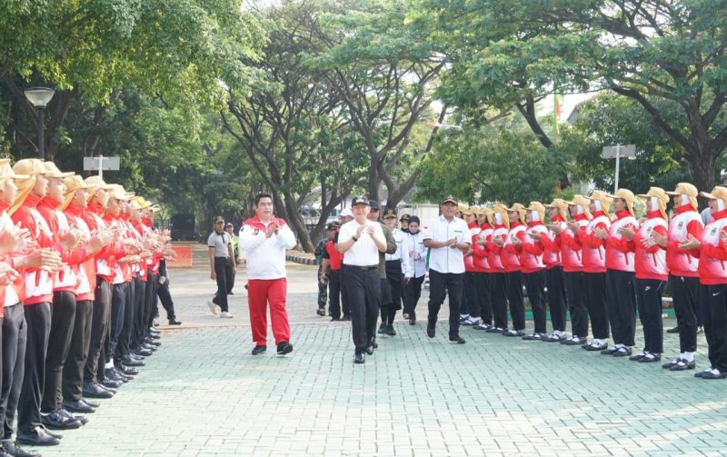 Pj Bupati Bekasi Dani Ramdan menghadiri Latihan Gabungan Pasukan Pengibar Bendera (Paskibra) sekolah, di Plaza Pemda, Cikarang Pusat, pada Minggu (11/8/2024).