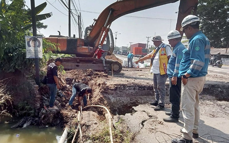 Penggantian crossdrain di Ruas Jalan Raya Pantura, Karawang, Jawa Barat yang merupakan kewenangan Jalan Nasional.