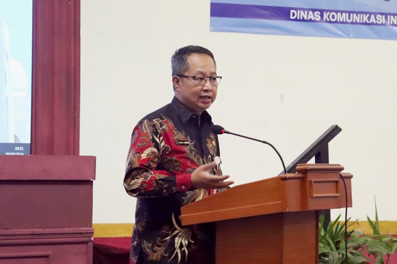 Kepala Dinas Kominfosantik Kabupaten Bekasi, Yan Yan Akhmad Kurnia membuka kegiatan Koordinasi dan Sinkronisasi Pengumpulan, Pengolahan Data Statistik Sektoral, bertempat di Hotel Sahid Jaya Lippo Cikarang, Cikarang Selatan, pada Kamis 08/08/2024. 