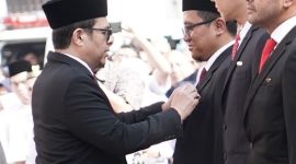 Chief Enterprise & Business Officer XL Axiata, Feby Sallyanto, menerima penghargaan Satyalancana Wira Karya dalam peringatan Hari Bakti Pos dan Telekomunikasi ke-79 di Bandung, Jumat (27/9). XL Axiata menjadi satu-satunya perusahaan telekomunikasi yang memperoleh penghargaan Satyalancana untuk dua karyawannya pada tahun ini.