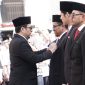 Chief Enterprise & Business Officer XL Axiata, Feby Sallyanto, menerima penghargaan Satyalancana Wira Karya dalam peringatan Hari Bakti Pos dan Telekomunikasi ke-79 di Bandung, Jumat (27/9). XL Axiata menjadi satu-satunya perusahaan telekomunikasi yang memperoleh penghargaan Satyalancana untuk dua karyawannya pada tahun ini.