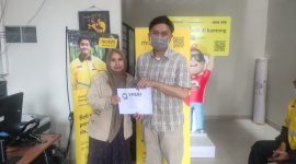 Yayasan Pengemudi Selamat Sejahtera Indonesia (YPSSI) saat memberikan santunan ke Seorang mitra driver Maxim.