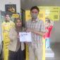Yayasan Pengemudi Selamat Sejahtera Indonesia (YPSSI) saat memberikan santunan ke Seorang mitra driver Maxim.