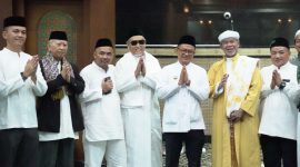 Pj Wali Kota Bekasi, Gani Muhamad saat menghadiri peringatan Maulid Nabi Muhammad SAW di Masjid Agung Al-Barkah.