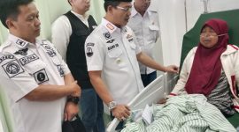Bupati Bandung Dadang Supriatna turun langsung ke lapangan meninjau korban gempa di wilayah Kecamatan Kertasari dan Pangalengan.