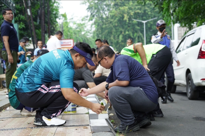 Pj Wali Kota Bekasi R. Gani Muhamad beserta seluruh jajaran, dan masyarakat saat melaksanakan grebek K3.