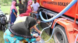 Sebanyak 98.000 liter air bersih dan 175 galon air mineral dikirimkan ke delapan titik di wilayah Kabupaten Bekasi.