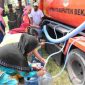 Sebanyak 98.000 liter air bersih dan 175 galon air mineral dikirimkan ke delapan titik di wilayah Kabupaten Bekasi.
