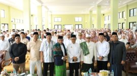 Pj Wali Kota Bekasi Gani Muhamad saat menghadiri  Peringatan Maulid Nabi Muhammad SAW, yang diselenggarakan Yayasan Pendidikan Islam Alwathaniyah 22.