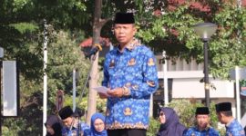 Kepala Badan Kepegawaian dan Pengembangan Sumber Daya Manusia (BKPSDM) Kabupaten Bekasi Endin Samsudin, mewakili Pj Bupati Bekasi Dedy Supriyadi, memimpin Upacara Korpri bagi seluruh ASN.